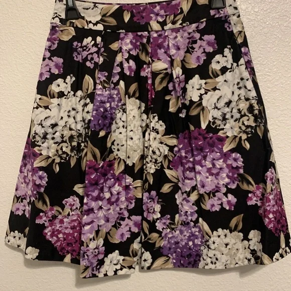 White House Black Market Purple & Lavender Floral Flare Skirt Women's Size 0 - Picture 2 of 9